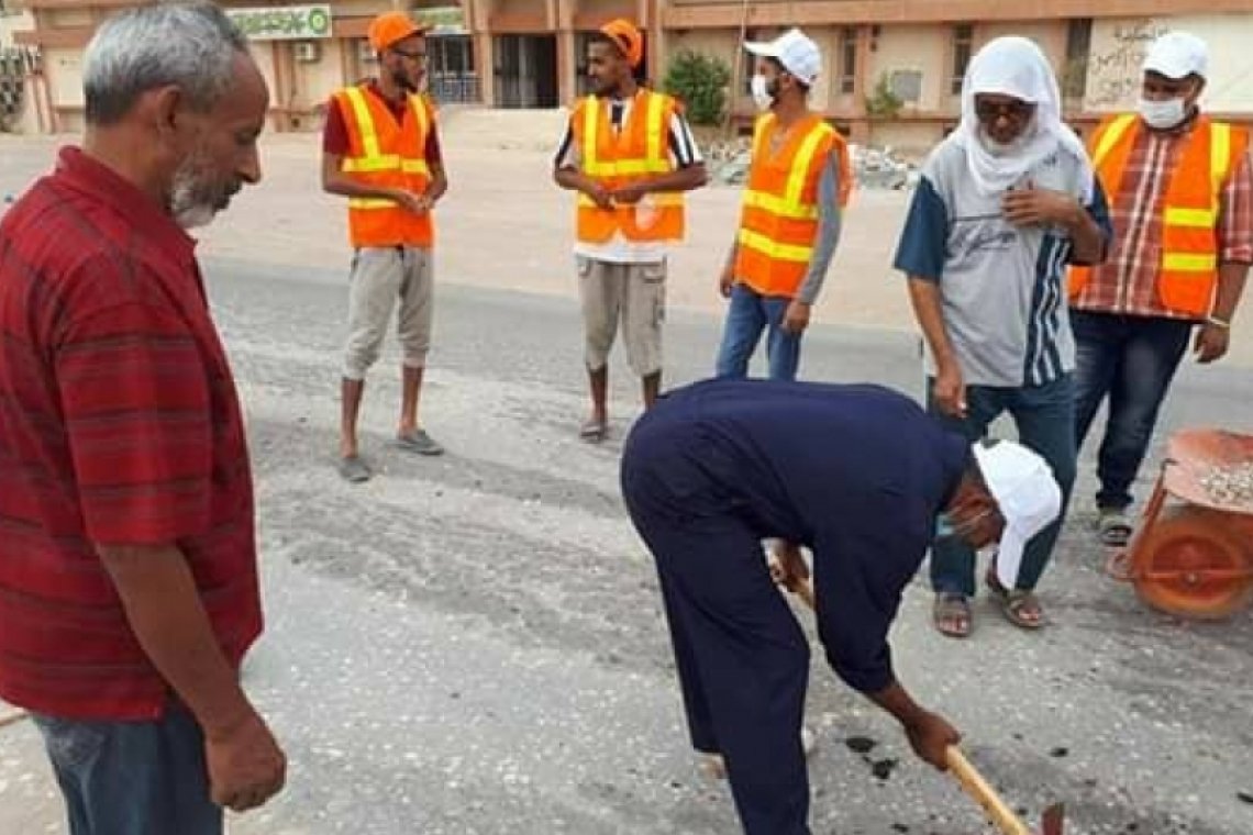 اللجنة الوطنية للعمل التطوعي الشبابي فرع جالو تقوم بعملٍ حملةٌ لصيانة الطرق الرئيسية - ليبيا