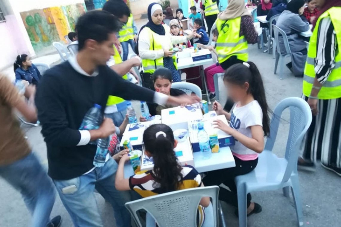 مبادرة "يلا نتعاون على الخير" تقيم الإفطار الأول في ساحة مدرسة خولة بنت الازور - الأردن