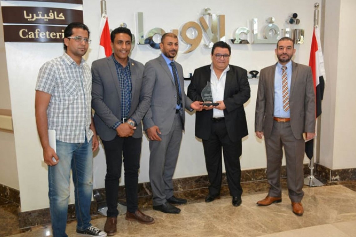 المخرج خالد جلال وأعضاء مسرحية "سلم نفسك" الشهيرة يزورون مستشفي شفاء الأورمان لعلاج الأورام بالأقصر ويهتفون: صعيد بلاسرطان