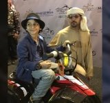 في حلبة مرسى ياس خليفة بن سلطان بن خليفة يشهد تحقيق أمنية طفل بختام "طواف الإمارات" تحت شعار طواف الخير