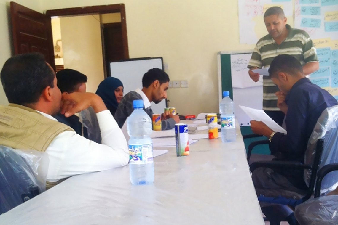 مؤسسة التنوير تلتقي بأعضاء لجان الرقابة المجتمعية في المحافظة لمناقشة النزول الميداني في مديرية مذيخرة