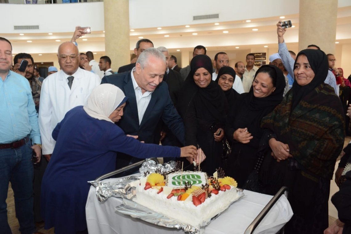 محافظ الأقصر يزور مستشفى شفاء الأورمان بالأقصر ويشارك في حفل عيد الأم وتقديم الهدايا - مصر