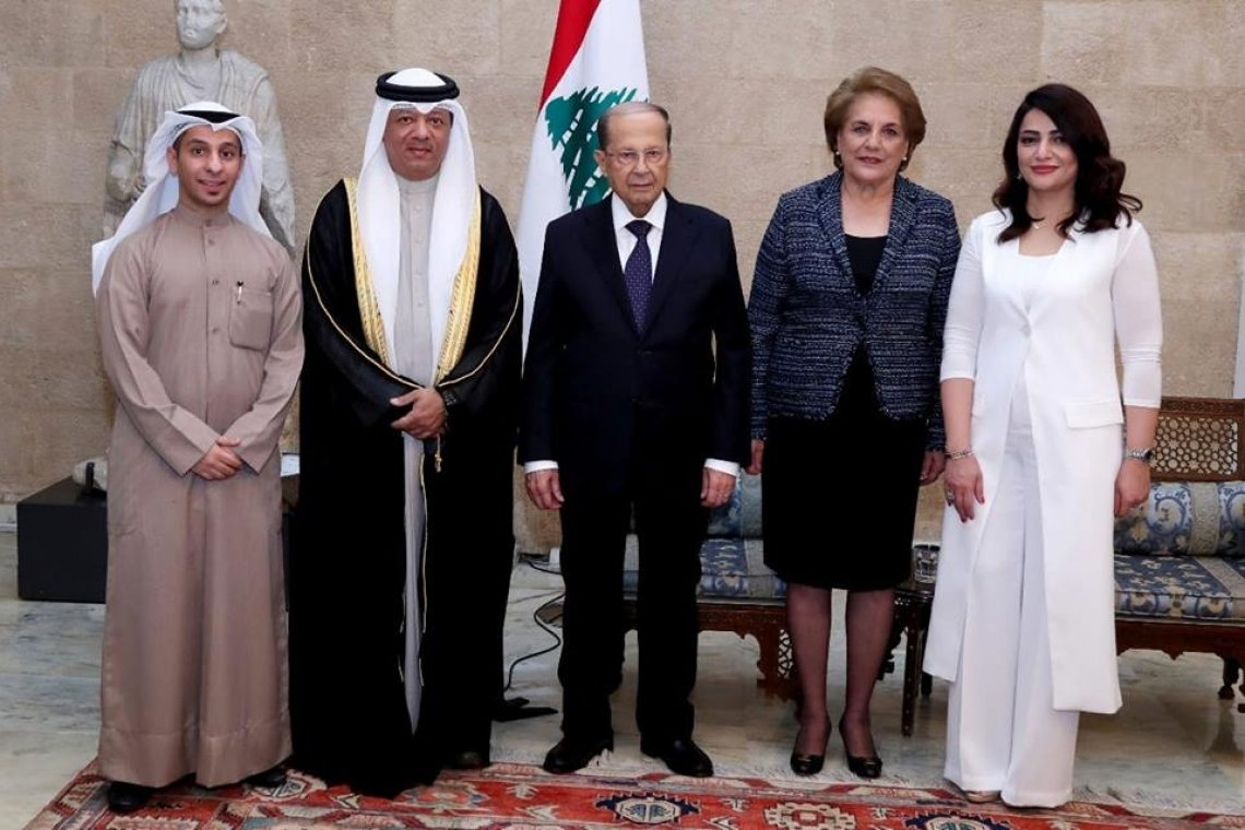 رئيس الاتحاد بوهزاع يلتقي رئيس الجمهورية اللبنانية على هامش "ملتقى المبدعات العربيات الأول" ويهديه درع الاتحاد