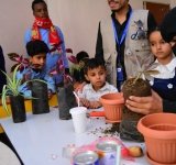 تلبيةً لدعوة الاتحاد العربي للتطوع وبمناسبة اليوم العربي للبيئة مؤسسة التنوير تشارك في الحملة العربية "بيئتنا وطن" بنشاط تعليم التشجيرللطلاب - اليمن