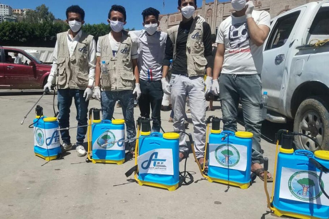 متطوعي مؤسسة التنوير للتنمية يشاركون في حملة الرش والتعقيم - اليمن