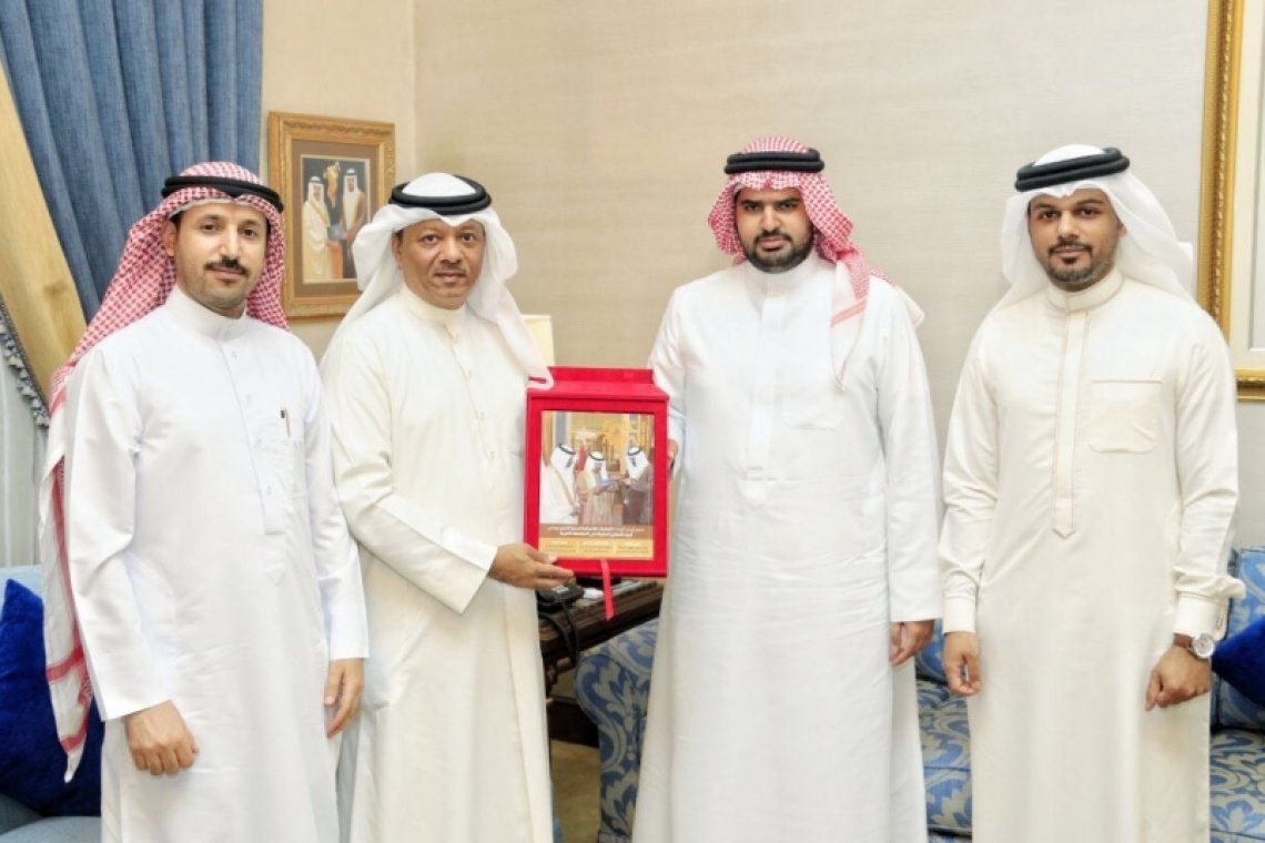 عيسى بن علي يطلع على أنشطة "الكلمة الطيبة"