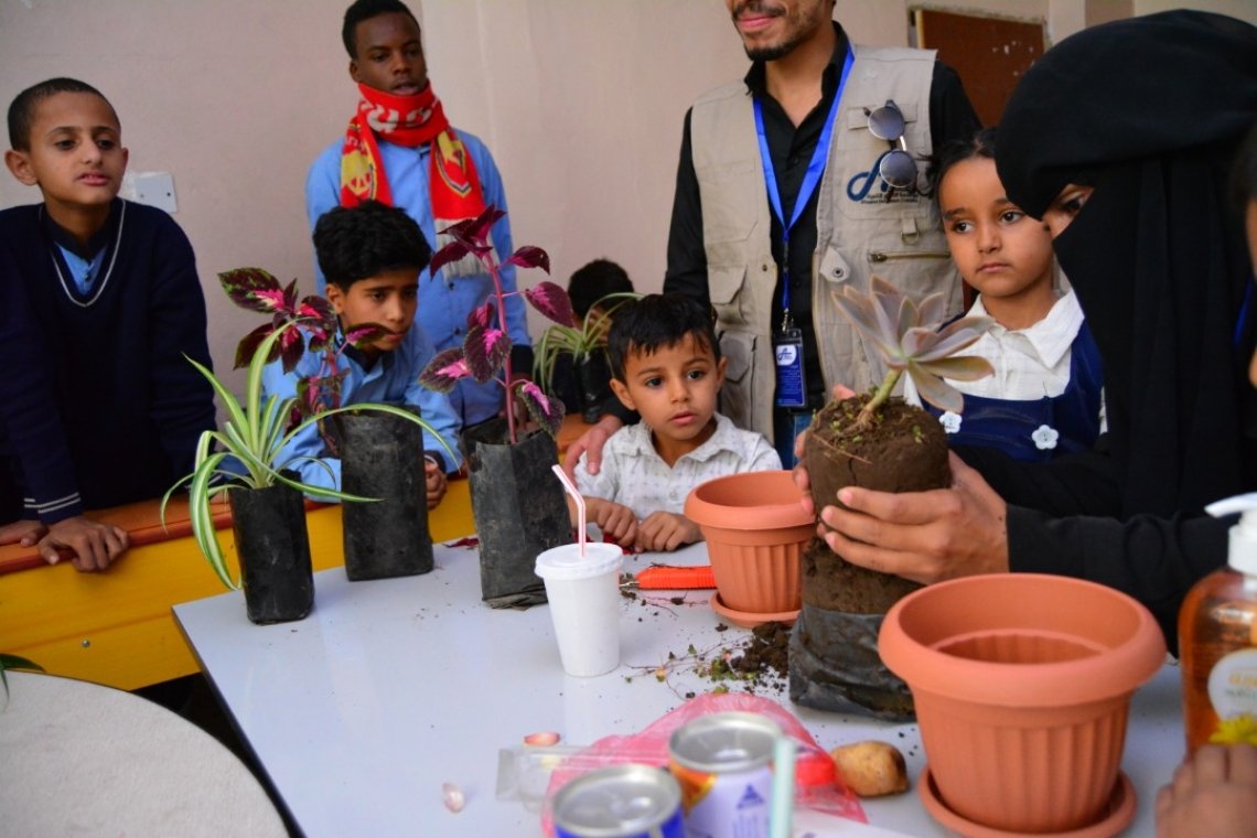 تلبيةً لدعوة الاتحاد العربي للتطوع وبمناسبة اليوم العربي للبيئة مؤسسة التنوير تشارك في الحملة العربية "بيئتنا وطن" بنشاط تعليم التشجيرللطلاب - اليمن